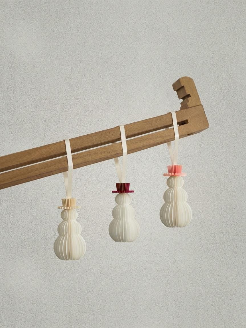 Trei globuri om de zăpadă The Snowman cu pălării crem, bordo și roz